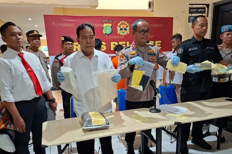 Unit Reskrim Polsek Beji menangkap kawanan sindikat pelaku spesialis pencurian kendaraan bermotor (Curanmor) motor dan mobil.  (RISKY DWI LESTARI/RADAR DEPOK)