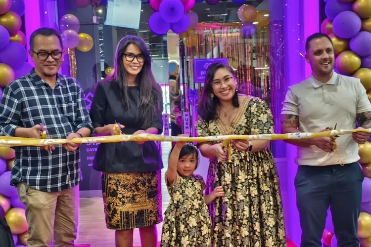 Chief Commercial Officer of Anytime Fitness Asia, Nick Cowpar (kanan) dan  President Director Anytime Fitness Indonesia, Chinie Nepomuceno Concepcion (dua dari kanan) meresmikan grand opening klub terbarunya di Citimall Cimanggis, Depok, Jumat (19/9).  (JUNIOR/RADAR DEPOK)