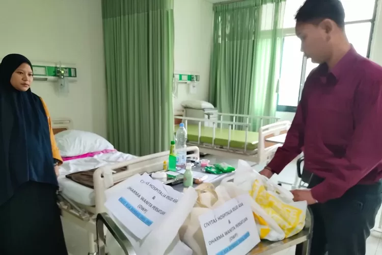 Pembagian takjill kepada para pasien yang sedang melakukan perawatan di RSUD ASA Kota Depok. (ANDIKA EKA/RADAR DEPOK)