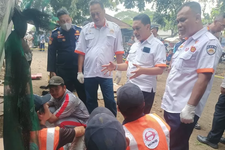 Komite Nasional Keselamatan Transportasi (KNKT) melakukan penyelidikan terkait dengan kecelakaan maut bus pariwisata rombongan SMK Lingga Kencana Depok, di Kawasan Ciater, Subang, Sabtu (11/5). (RADAR BANDUNG)