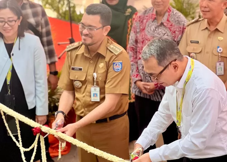 Seremonial gunting pita peresmian KCP BNI Maharaja