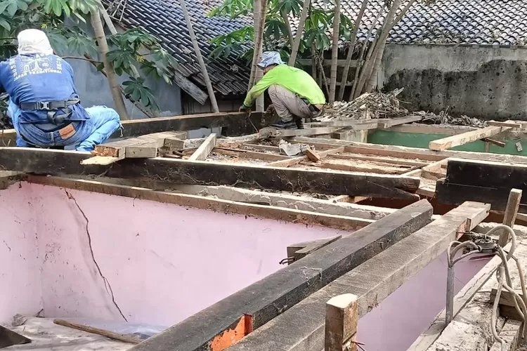 PROYEK : Proses pengerjaan atap Rumah Tidak Layak Huni (RTLH) sebagai bagian dari program Kartu Depok Sejahtera (KDS) di Kelurahan Kukusan, Kecamatan Beji, Kota Depok.