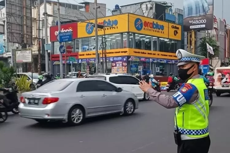 Anggota Satuan Lalu Lintas Polres Metro Depok sedang bertugas mengatur lalu lintas di Jalan Margonda (Polres Metro Depok)