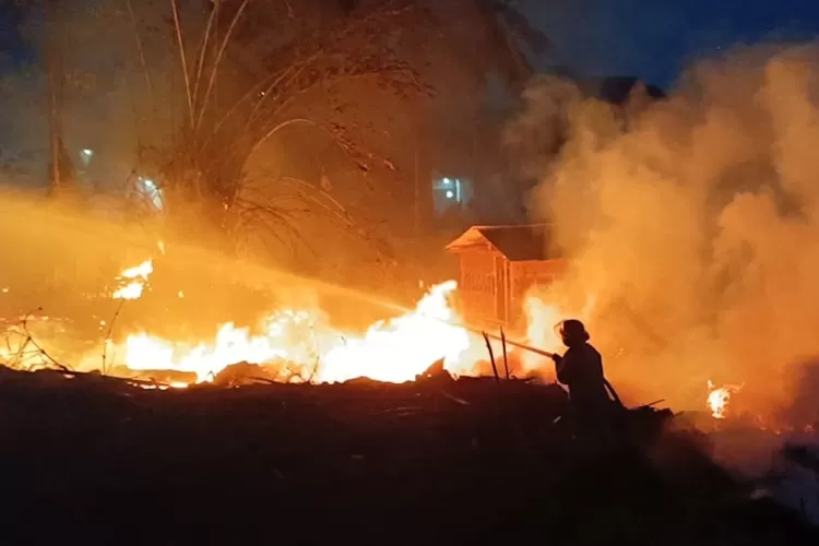 Proses pemadaman kebakaran lahan kosong di perumahan Griya Melati Residence (GMR) Kelurahan Jatimulya, Kecamatan Cilodong.
