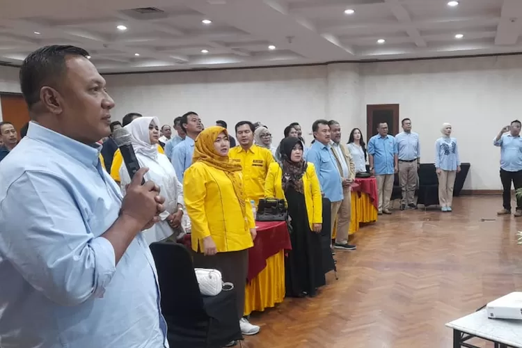 Ketua DPC Partai Gerindra Kota Depok, Pradi Supriatna (kiri), memimpin kegiatan Konsolodasi Tim Kampanye Daerah (TKD) Prabowo Subianto &ndash; Gibran Rakabuming Raka, di Hotel Bumi Wiyata, Kota Depok, Selasa (28/11).