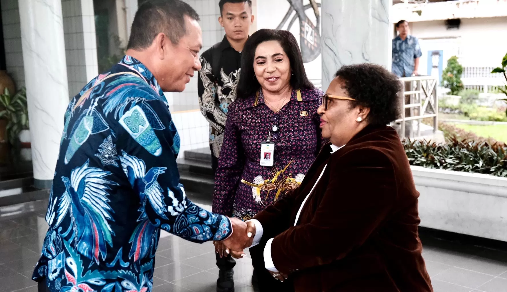 Wakil Menteri Dalam Negeri (Wamendagri), Ribka Haluk, berjabat tangan dengan Pj Gubernur Papua, Ramses Limbong, di Bandara Sentani Jayapura, Papua. (Puspen Kemendagri)