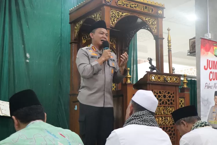 Kapolres Metro Depok, Kombes Abdul Waras, melaksanakan kegiatan Ngopi Kamtibmas, di Masjid Al Hidayah, RT2/11, Kelurahan Tanah Baru, Kecamatan Beji, Kota Depok, Jumat (12/9). (Polres Metro Depok)