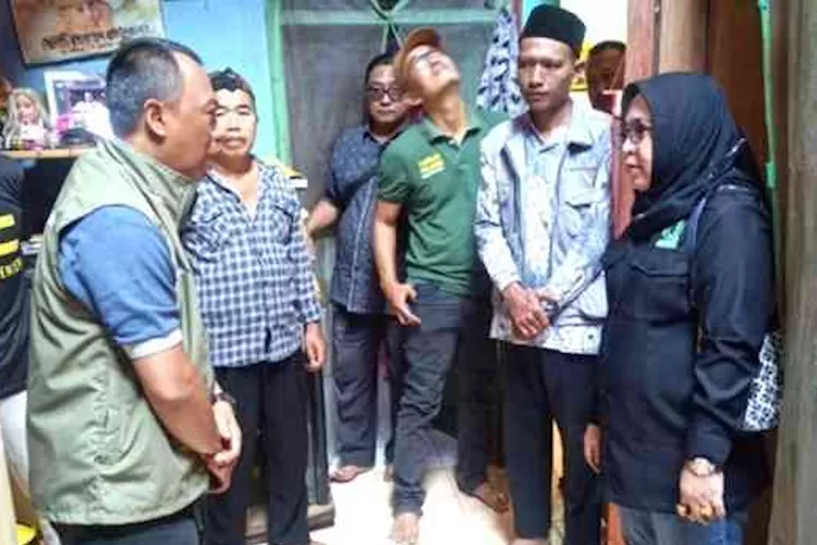Anggota DPRD Kota Depok, Qonita Lutfiyah (kanan), menyambangi kediaman Zakaria, warga RT4/6, Kelurahan Pengasinan, Kecamatan Sawangan, yang atap rumahnya ambruk akibat hujan deras, Jumat (29/8) malam. (ist)