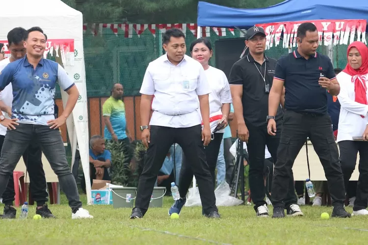 Kepala Lapas Cibinong, Wisnu Hani Putranto (kiri) didampingi Kasi Binadik, Numan Fauzi (tengah) saat mengikuti lomba, Selasa (19/8).  (Lapas Cibinong)