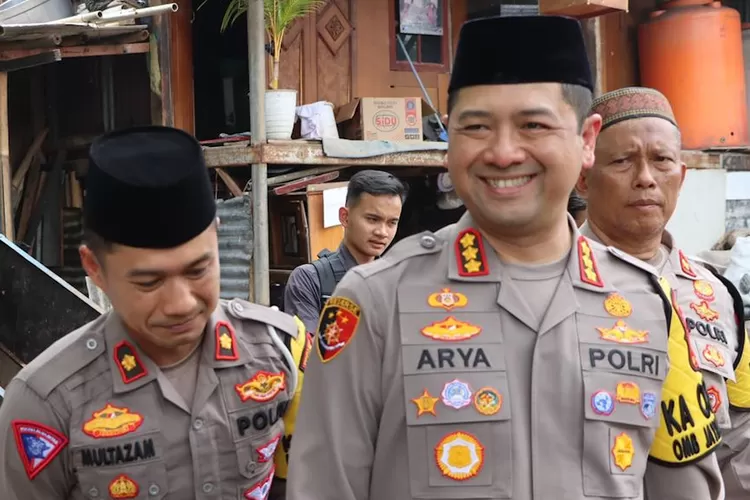 Kapolres Metro Depok, Kombes Arya Perdana didampingi Kasat Lantas Polres Metro Depok, Kompol Multazam Lisendra (Polres Metro Depok)