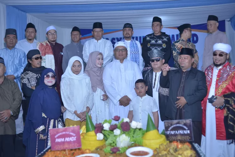 Anggota Komisi I DPRD Jawa Barat, Pradi Supriatna bersama keluarga dan kolega, merayakan ulang tahun, di kediamannya, Kukusan, Beji, Rabu (9/10).  (RISKY DWI LESTARI/RADAR DEPOK)