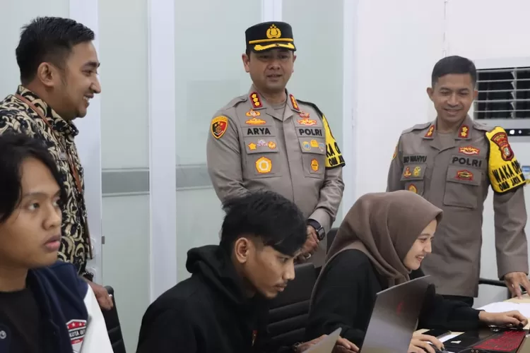 Kapolres Metro Depok, Kombes Arya Perdana bersama jajaran, menyambangi Kantor Komisi Pemilihan Umum (KPU) Kota Depok dan Sekretariat Panitia Pemilihan Kecamatan (PPK) Limo, Kamis (15/2 malam). Dilakukan guna mengecek kelancaran Pemilu. (Polres Metro Depok)