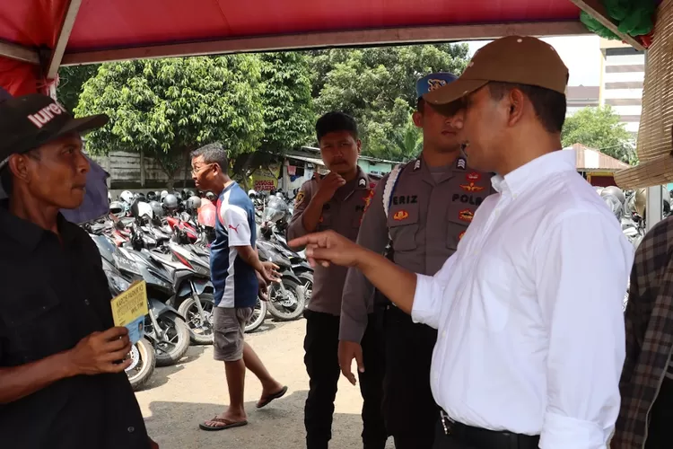Tim Unit Penindakan dan Pengawasan (UPP) Tim Saber Pungli Kota Depok menangkap empat orang yang diduga terlibat dalam praktik pungli parkir, di Terminal Terpadu Depok Baru. (Polres Metro Depok)