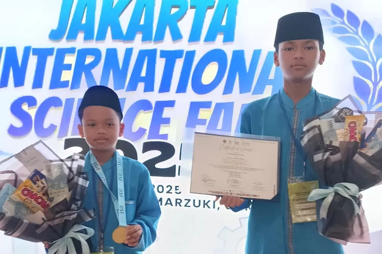 Rafan Niam Mukti Al Haritsy warga Depok dan Nizam Humam Djajasinga warga Lampung, dua siswa yang duduk di kelas 7 (tujuh) MTs Negeri 4, Jakarta Selatan, meraih medali emas pada Kompetisi Jakarta International Science Fair (JISF) 2025 secara luring (offline).