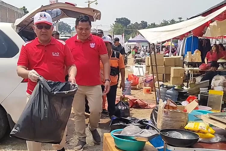 Walikota Depok, Mohammad Idris, memungut sampah saat puncak perayaan Kemerdekaan ke 79 RI di area Pasar Modern White House, Sukatani, Tapos, Minggu (18/8).