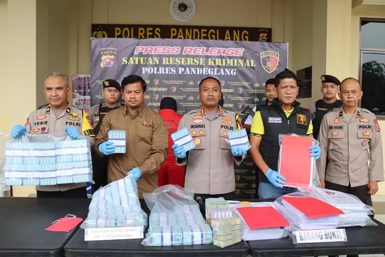 Polres Pandeglang amankan dua pelaku kasus kredit fiktif di Bank BJB Pandeglang (Instagram @polres_pandeglang)