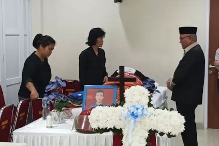 Walikota Depok, Mohammad Idris, melayat ke rumah duka anggota Damkar Depok, Martinnius Reja Panjaitan (31).