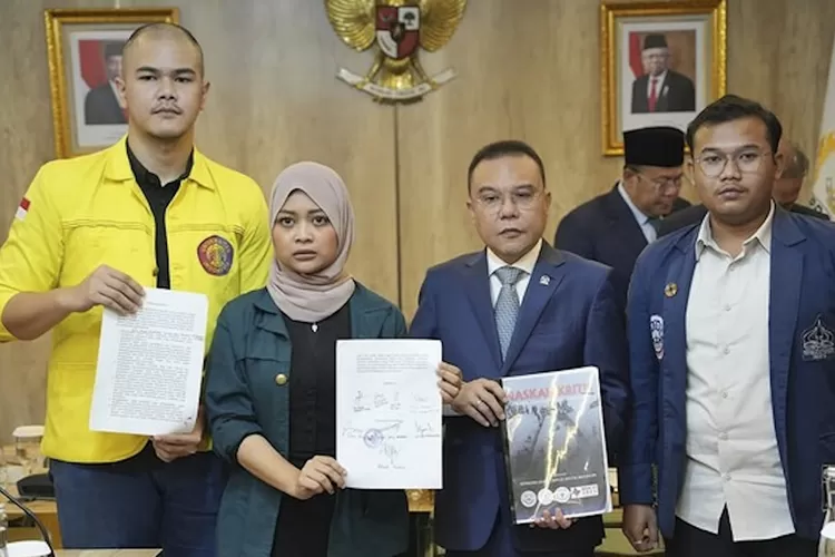 Ketua BEM UI, Verrel Uzriel (kiri) saat Audiensi di DPR RI pada (17/10).