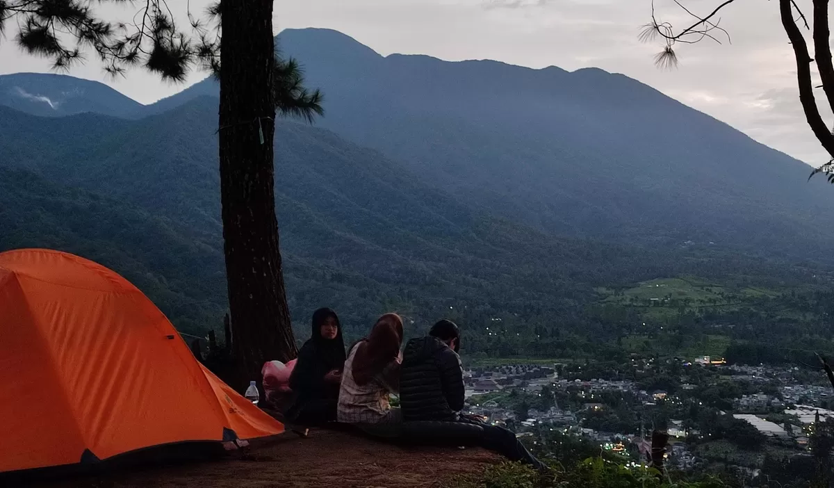 Menikmati matahari terbit dengan latar Gunung Gede Pangrango di Bukit Cita Cita (Athaya Rafif Achmad/metrobogor.com)