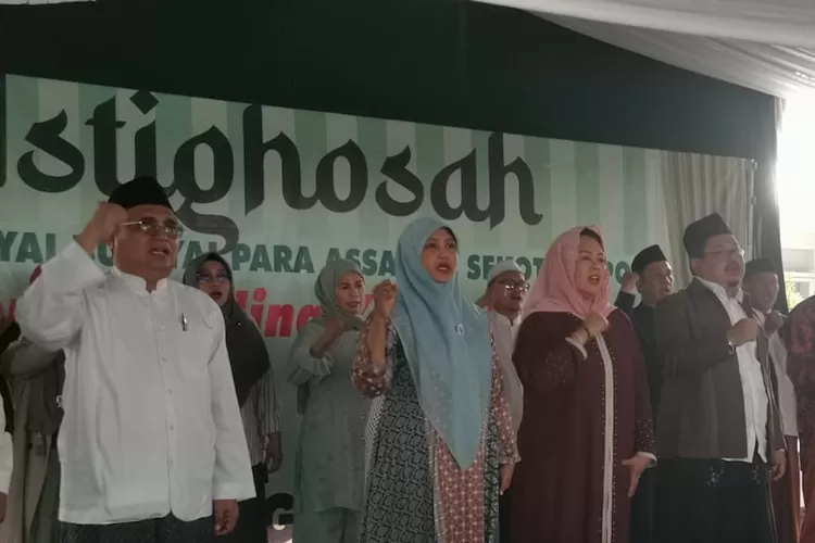 Dewan Penasihat Tim Pemenangan Nasional (TPN) Ganjar Pranowo &ndash; Mahfud MD, Yenny Wahid, melakukan acara istighosah di Pesantren Assaadah, Jalan Rawa Indah 4, Kelurahan Bojong Pondok. Terong, Kecamatan. Cipayung, Kota Depok, Kamis (7/12). (Irfan/Radar Depok)