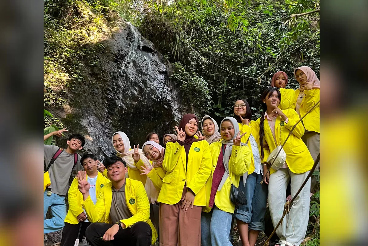 Mahasiswa KKN Unsil Tasikmalaya di Curug Cipanangkeus. (FOTO: Ist)