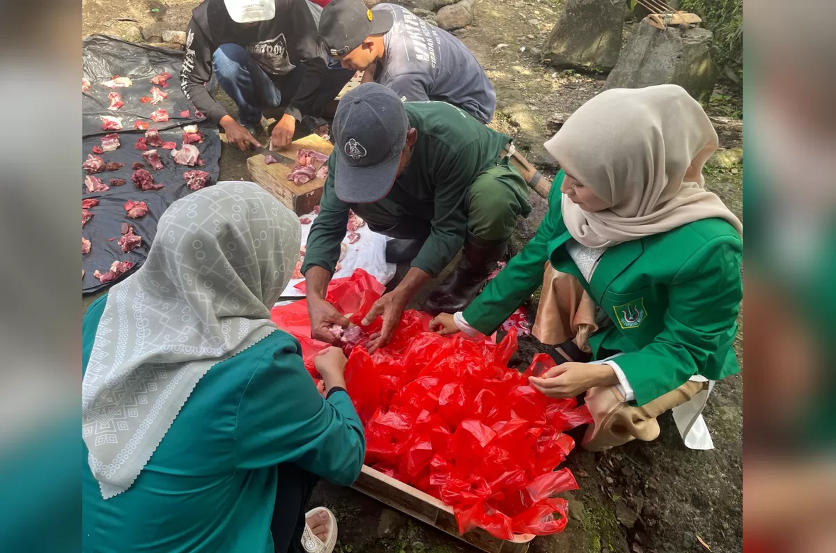 Kegiatan Ketua Himpunan Mahasiswa Magister Manajemen Universitas Nasional Jakarta, Fatirahma Hanipa, di hari raya kurban. (FOTO: Ist)