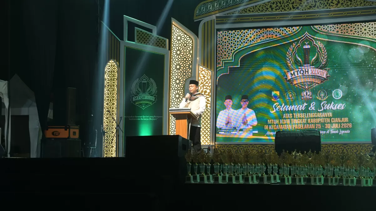 Ketua LPTQ Kabupaten Cianjur H. Ruhli Solehudin saat menyampaikan laporan penyelenggaraan pada acara penutupan Musabaqah Tilawatil Qur'an dan Hadits (MTQH) Ke-48 Tingkat Kabupaten Cianjur di Lapang Desa Pagelaran, Kecamatan Pagelaran, Cianjur. (FOTO: Ist)