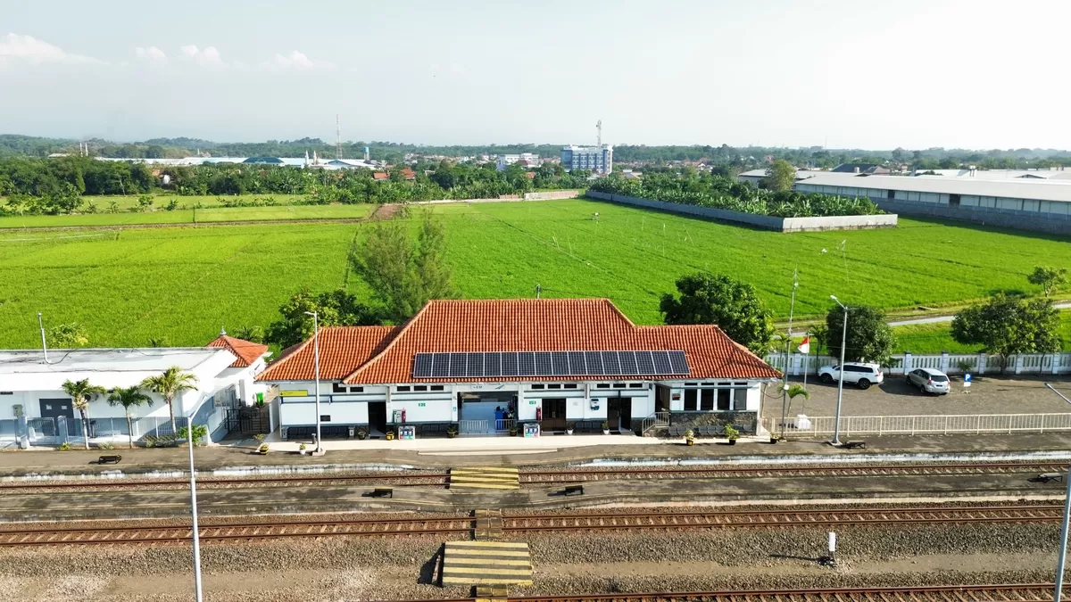 Suasana stasiun Kabupaten Batang yang nampak sepi pada pagi hari. 