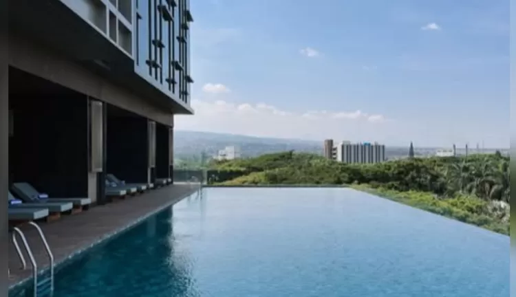 Foto: Potret kolam renang di Hilton Padalarang Bandung, Jawa Barat. (FOTO: Istimewa)