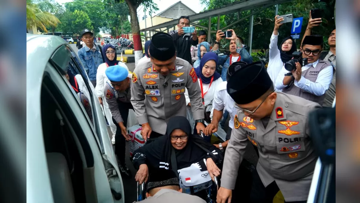 Momen Kapolres Cianjur gotong jemaah haji lansia. (FOTO: Ist)