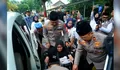 Kapolres Cianjur Gotong Jemaah Haji Lansia, Mako Polres Disulap Jadi Penginapan