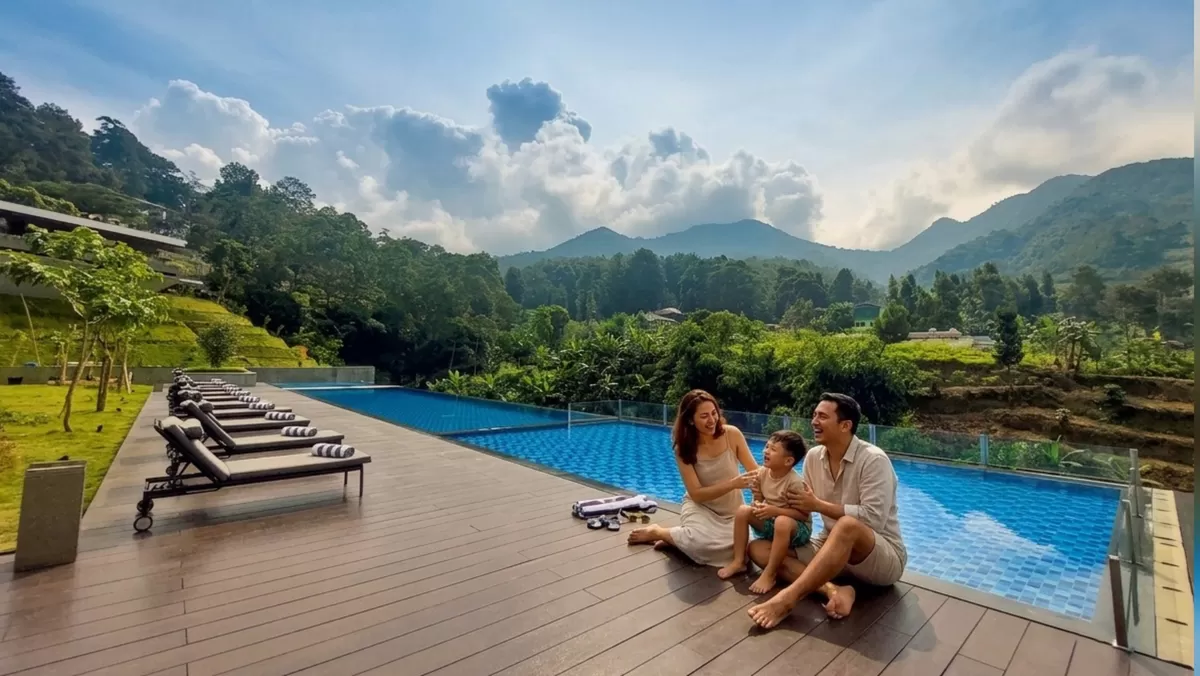 Kolam renang Grand Aston Puncak dengan view pegunungan. (FOTO: Istimewa)