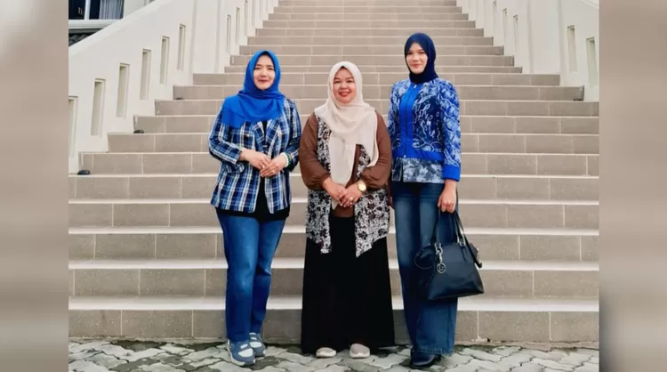 Kepala Bidang Pemasaran Pariwisata Disbudpar Cianjur, Tita Rosilawati, bersama model muda Syafia Siti Nuraini yang didampingi oleh ibunya, Rismawanty. (FOTO: Istimewa)