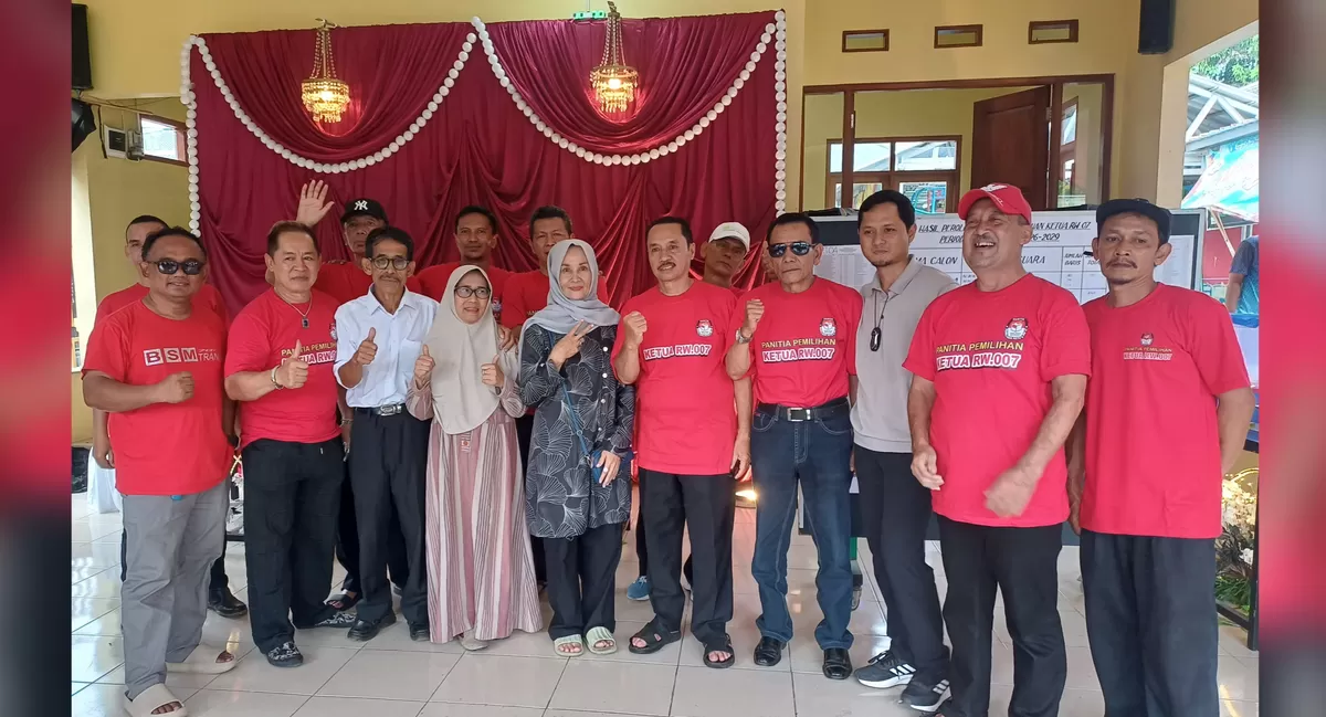 Foto bersama panitia, kontestan, dan Muksin Said selaku Ketua RW 07 terpilih Pepabri Gunteng Cianjur. (Istimewa)
