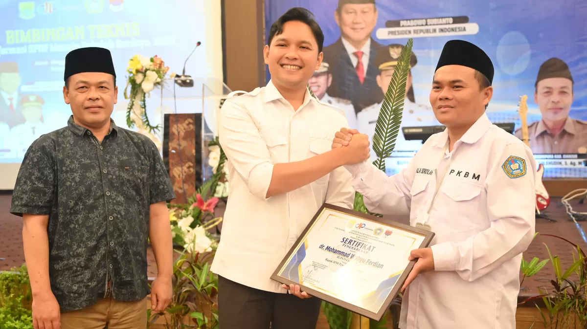 Bupati Cianjur didampingi Kadisdik dan Ketua DPD FK PKBM Kabupaten Cianjur Deni Abdul Kholik. (FOTO: Istimewa)