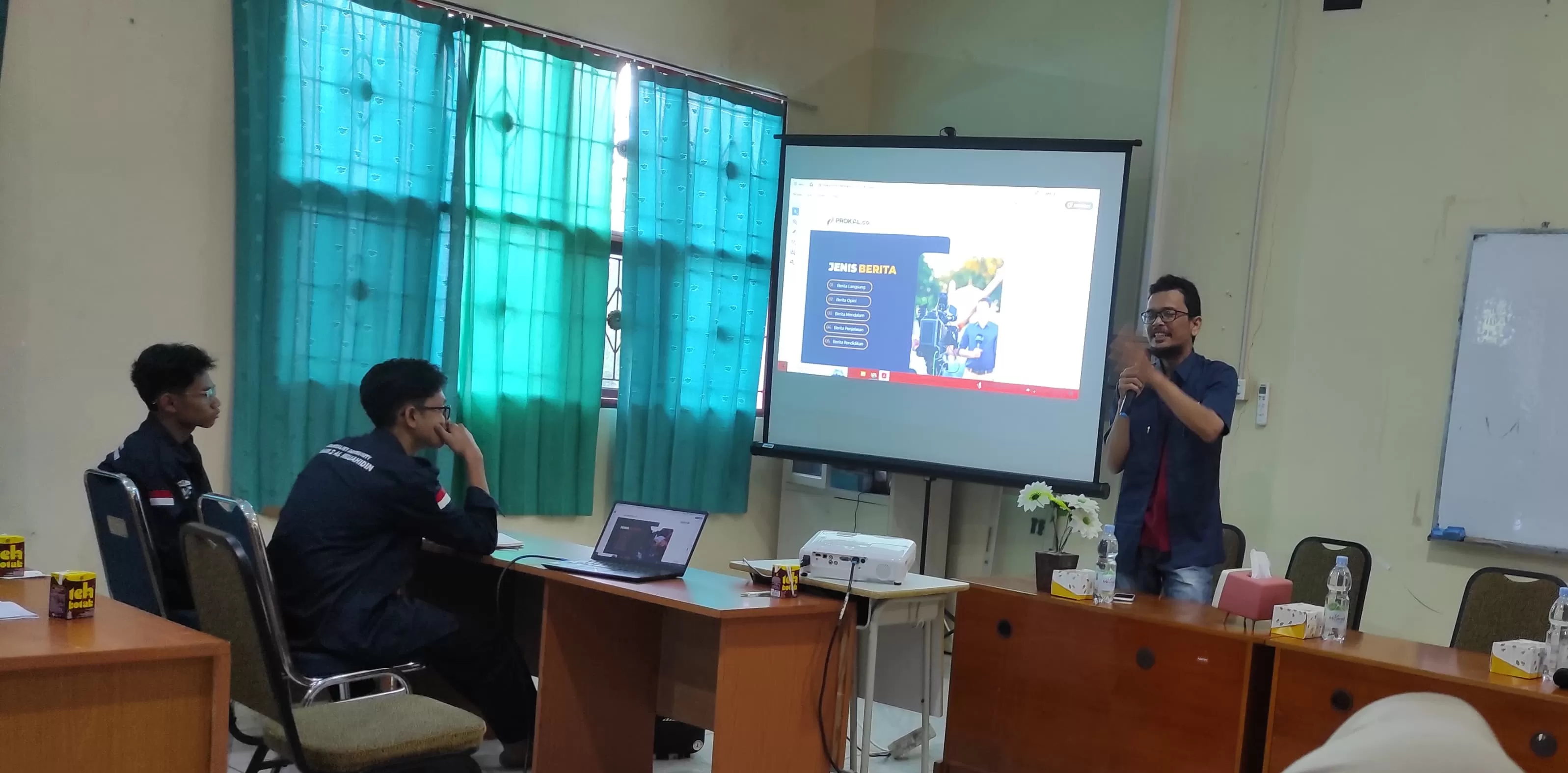 MATERI: Faroq Zamzami saat memberikan materi jurnalistik di SMA Muhammadiyah 2, Balikpapan, Sabtu (12/10/2024). (ISTIMEWA)