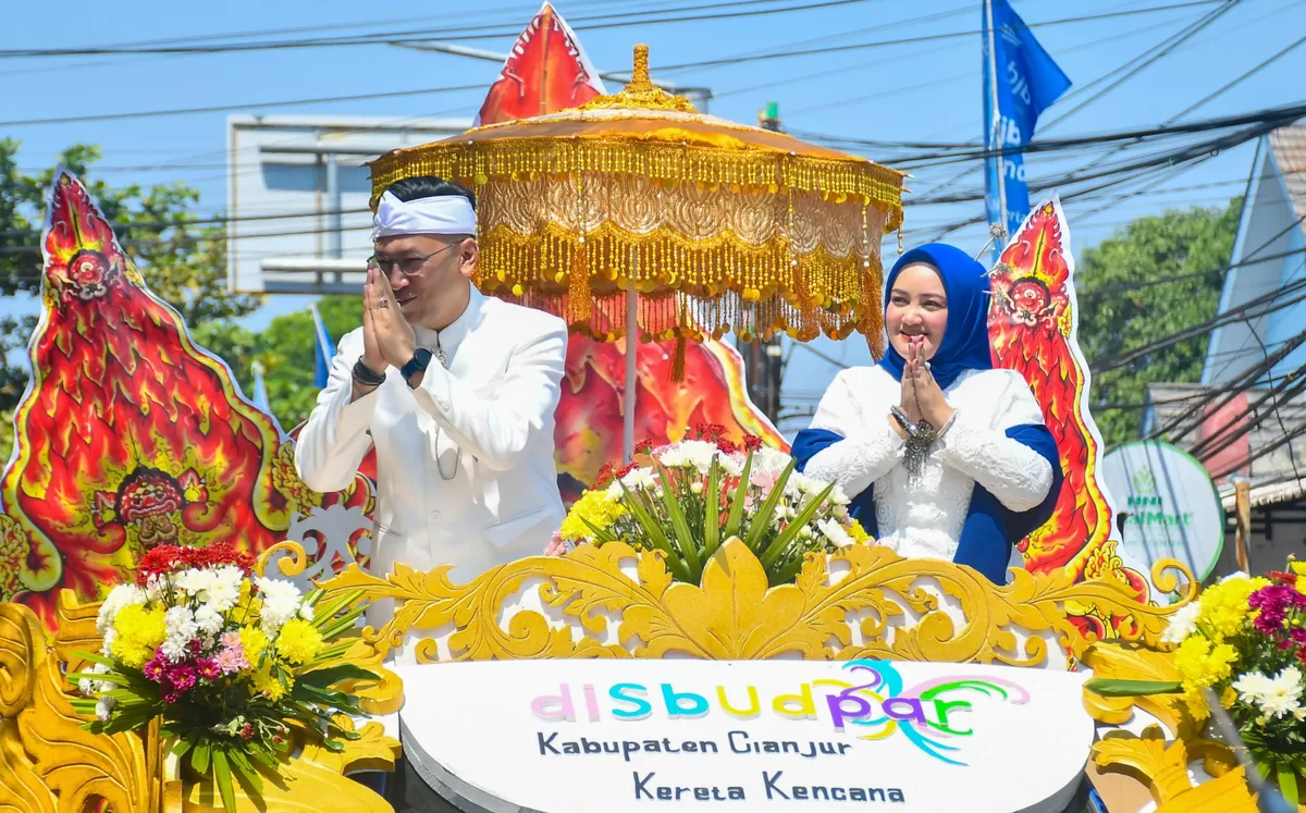 Atraksi Kereta Kencana Badak Putih milik Disbudpar Cianjur yang mengusung sosok Panglima H Prawatasari meramaikan Karnaval Budaya 2026. (FOTO: Ist)