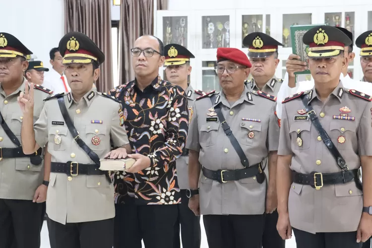 Kapolres Metro depok Kombes Abdul Waras (tengah) mempimpin Upacara Sertijab di lingkungan polres metro depok, Rabu (16/4/2025).  (RISKY DWI LESTARI/RADAR DEPOK)