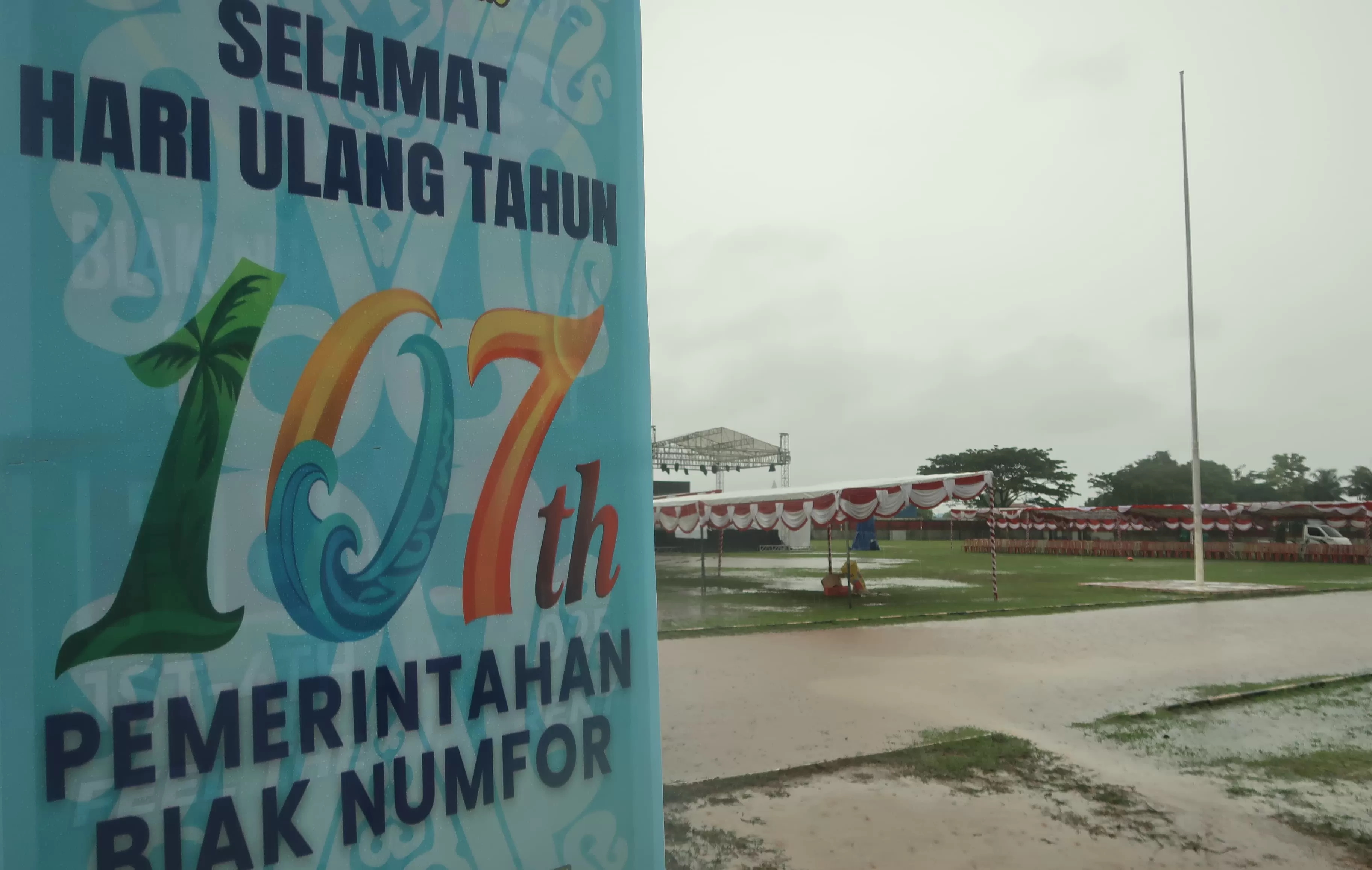 Hujan mewarnai sekitar Lapangan Cenderawasih tempat pelaksanaan kegiatan puncak HUT Pemerintahan Biak Numfor ke 107, Kamis (17/7). (CENDERAWASIH POS/ISMAIL)