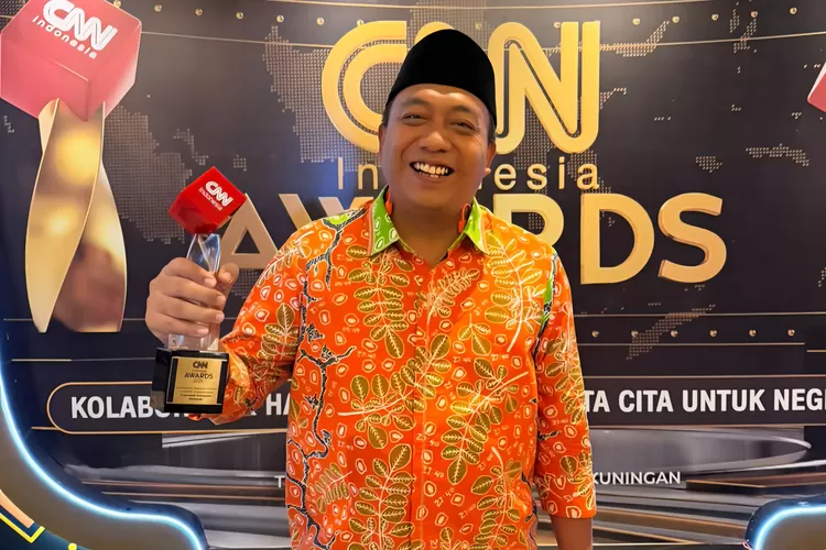 Pemkab Situbondo menerima penghargaan CNN Indonesia Awards 2025 di kategori Outstanding Regional Initiative for MSME Empowerment.  (Diskominfo Situbondo)