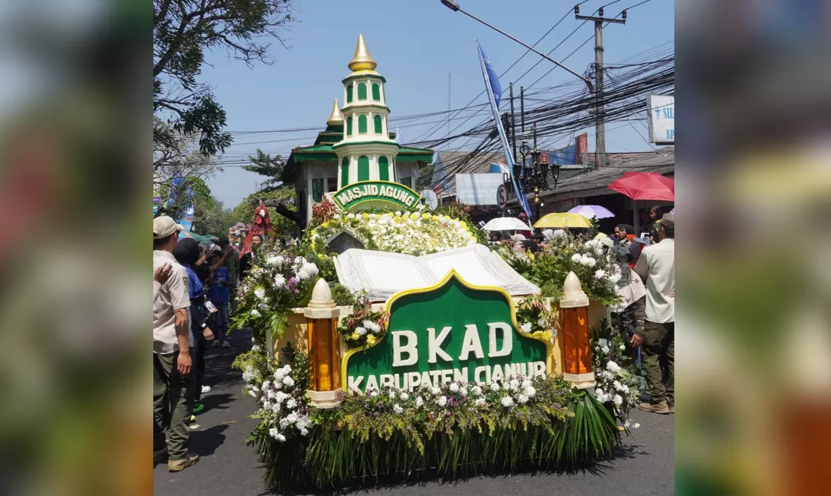 Karnaval Budaya dalam rangka HUT ke-349 Kabupaten Cianjur diramaikan oleh mobil hias replika Masjid Agung milik BKAD Cianjur. (FOTO: Ist)