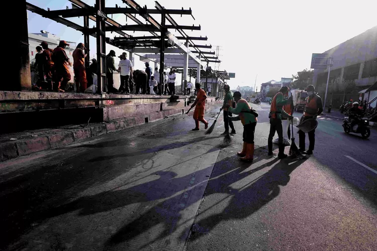 Pemprov DKI Gotong Royong Bersama Masyarakat Bersihkan Kawasan Halte Senen