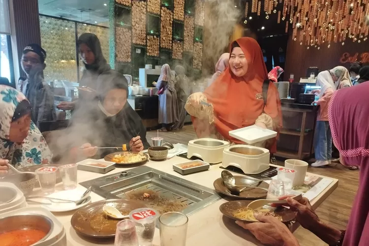 Tokoh Perempuan sekaligus Caleg DPRD Kota Depok dari PKS nomor urut 4 Dapil Cilodong dan Tapos, Nuryuliani  saat mengajak makan yatim, janda hingga dhuafa di restoran Jepang yang berlokasi di Kota Depok (DOK.TIMMPOKNURYULIANI)