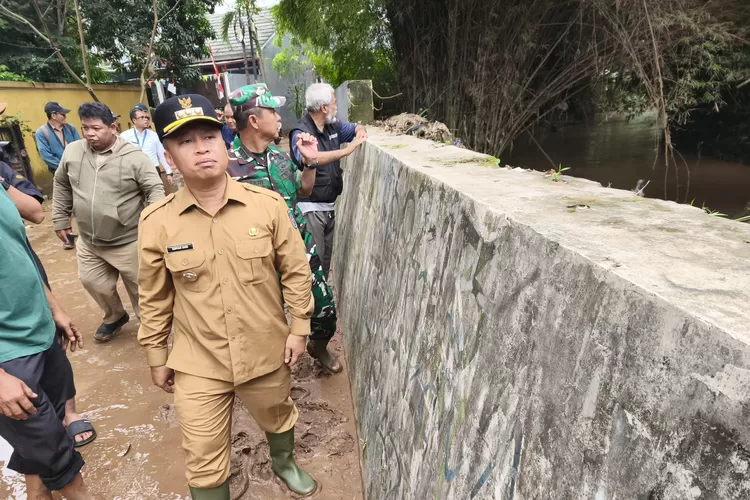 Walikota Depok Supian Suri (kiri) saat menyambangi vila pamulang dan turap RW12 Kelurahan Pondok Petir, Kecamatan Bojongsari, Depok, Senin (11/8). (RISKY DWI LESTARI/RADAR DEPOK)