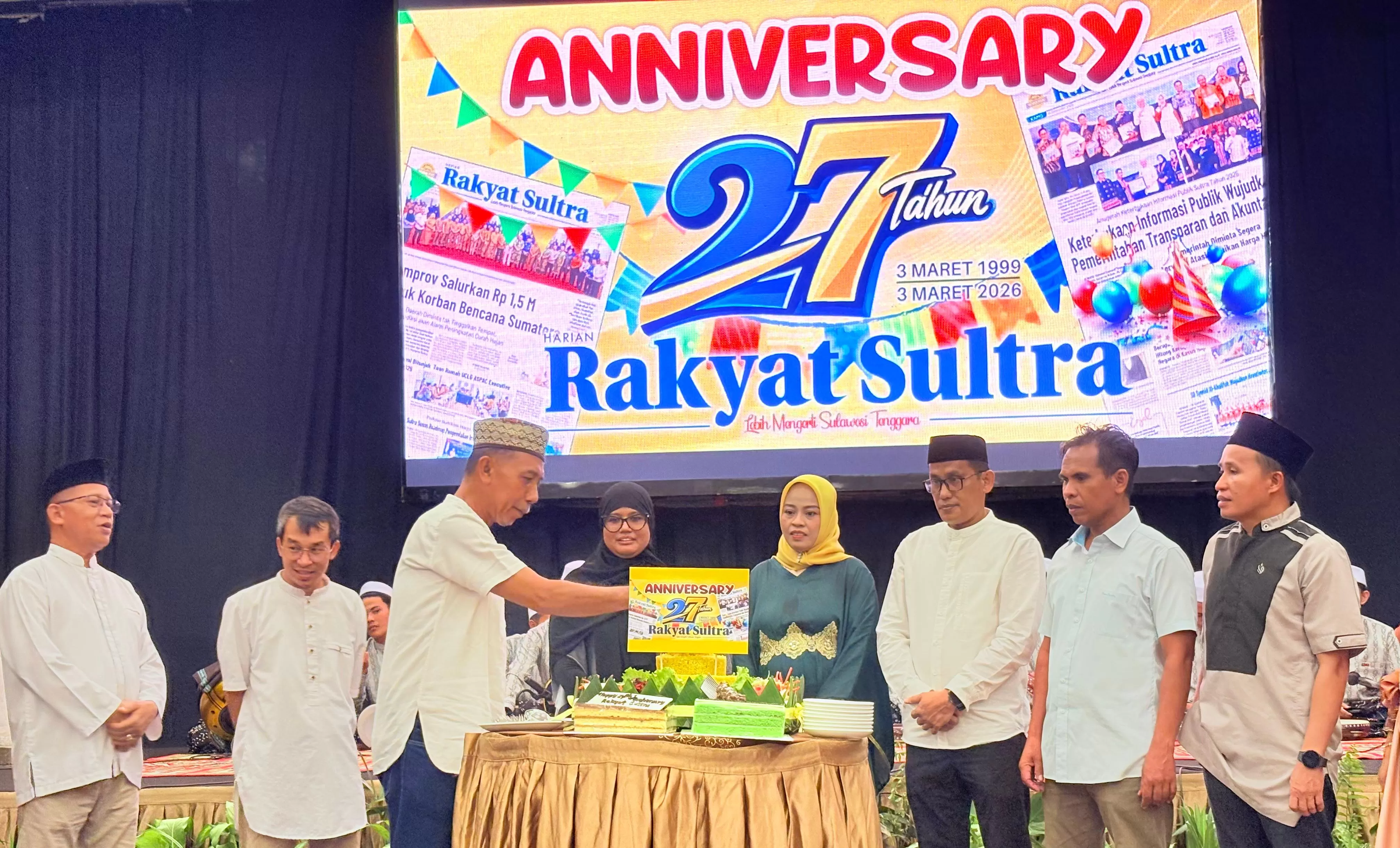 Pemotongan tumpeng dilakukan oleh Redaktur Senior sebagai penanda rasa syukur di Hari Jadi Harian Rakyat Sultra