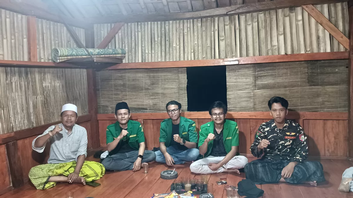 Panitia PKD GP Ansor Karangtengah menyambangi kediaman Ketua MWC Nahdlatul Ulama. (FOTO: Ist)