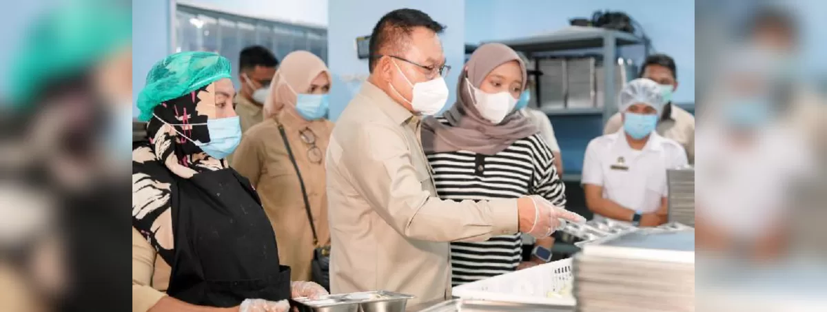 Kepala Staf Kepresidenan Dudung Abdurachman melakukan inspeksi mendadak (sidak) Satuan Pelayanan Pemenuhan Gizi di kawasan Kebon Jeruk dan Grogol Petamburan, Jakarta Barat, 12 Mei 2026. (FOTO: Dok. Kantor Staf Presiden)