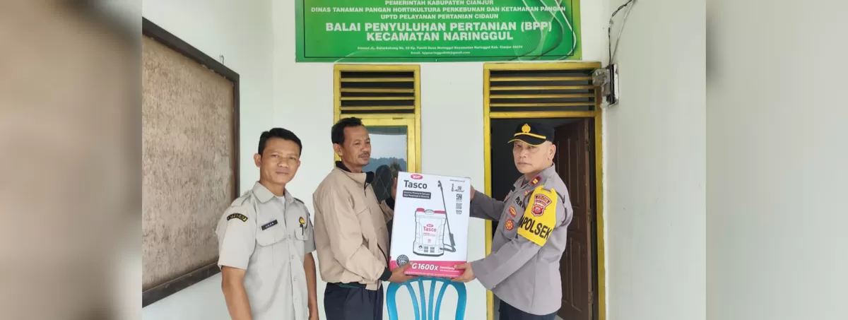 Polsek Naringgul menyerahkan bantuan alat pertanian. (FOTO: Ist) ( )