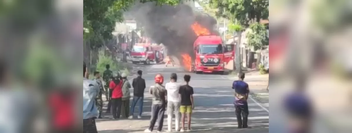 Kebakaran truk tangki Pertalite Pertamina di Warungkondang, Cianjur. (FOTO: Ist)
