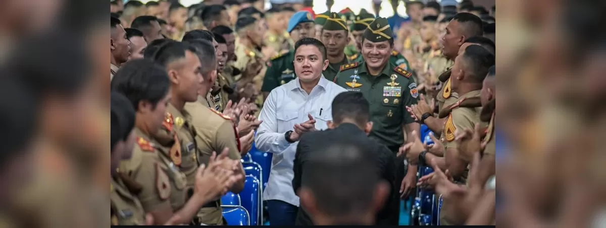 Seskab Teddy saat menyampaikan pembekalan kepada 1.600 taruna Akmil di Magelang. (Sekretariat Kabinet)